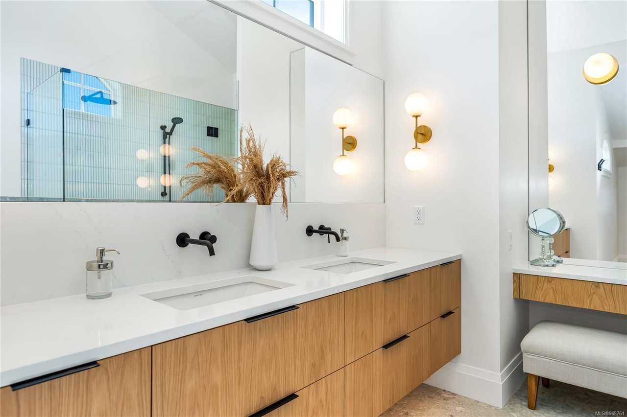 736 Falkland Rd, Oak Bay