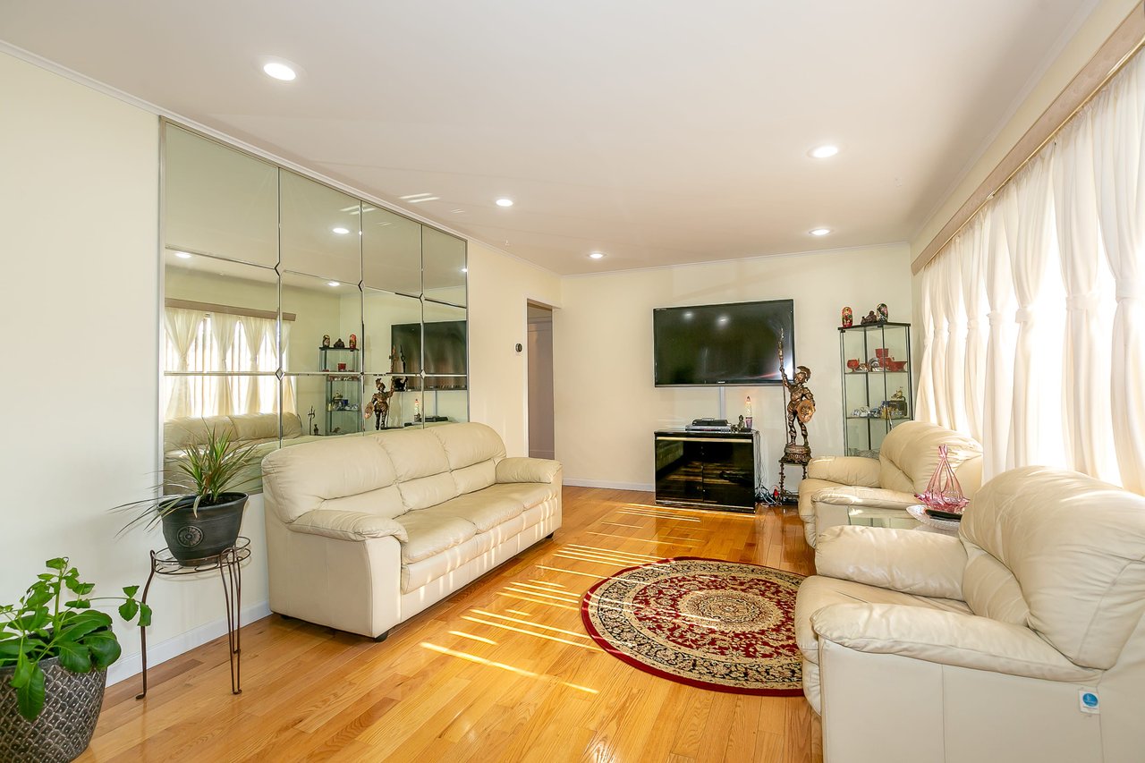 30 Gardner Ave, Hicksville