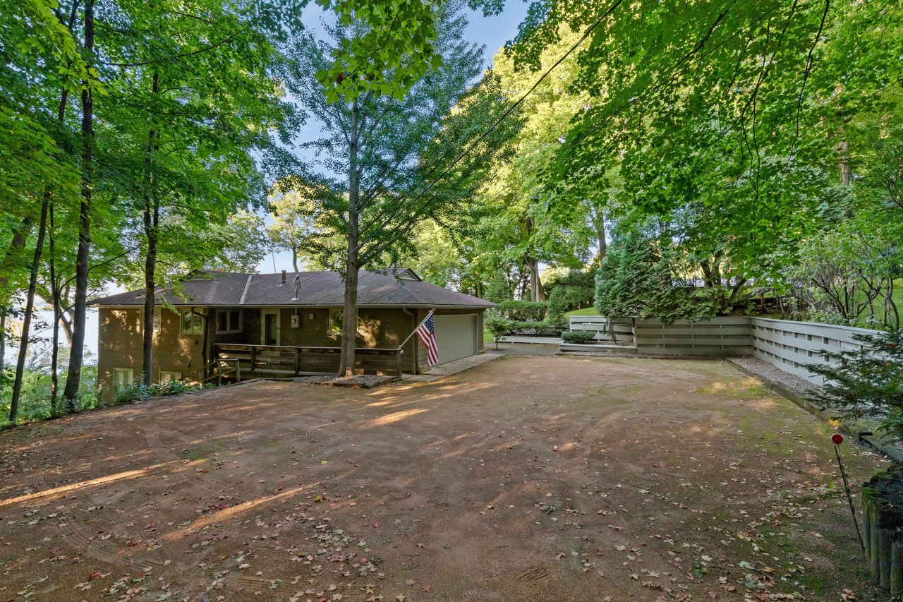 Lakeshore Estate Jewel on Robinson's Bay