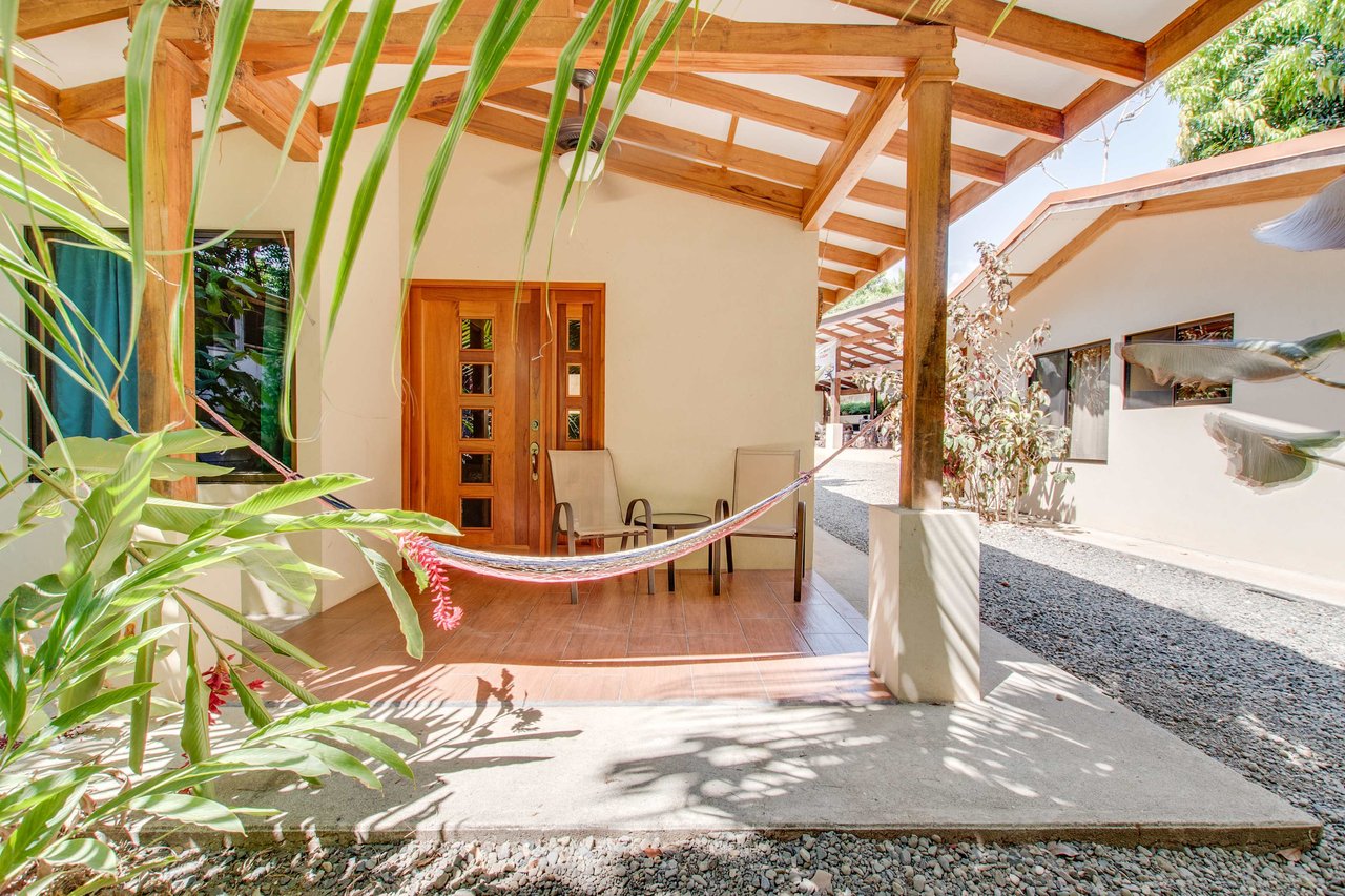 A highly-rated and high-occupancy resort with a hotel, cabins, on-site restaurant and a pool an easy 5-minute walk from PLAYA UVITA and Marino Ballena National Park!