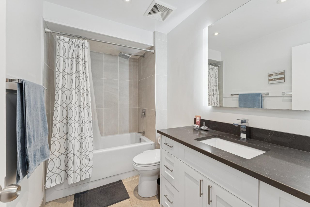 2060 Deep Cove Cres