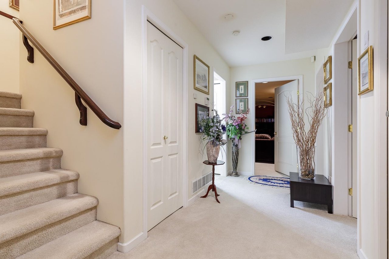 2927 Pinetree Close