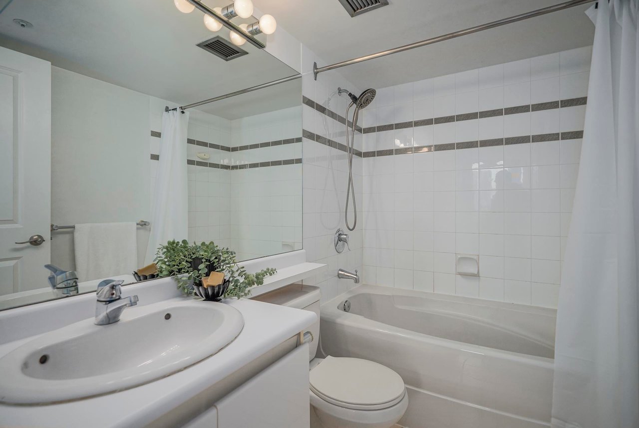 1302-183 Keefer Pl