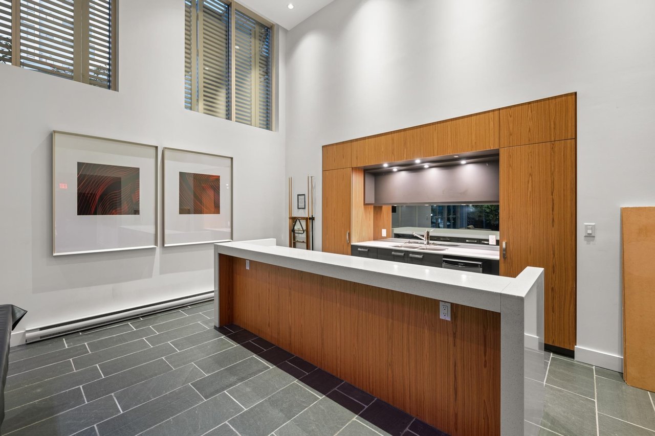 902-1675 W 8th Ave