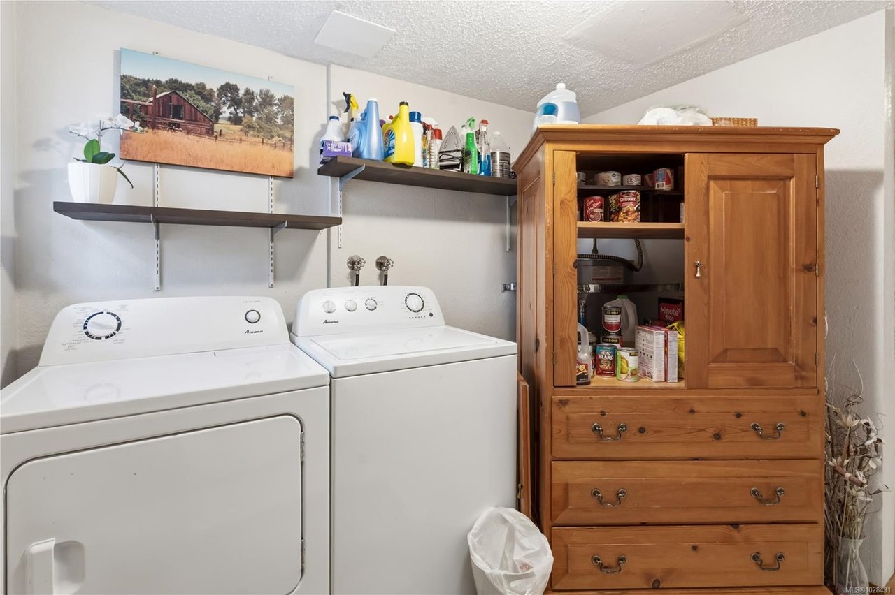 1639 Holly Cres