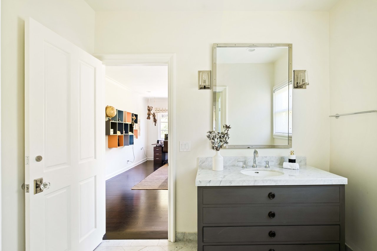 16659 Ashley Oaks, Encino