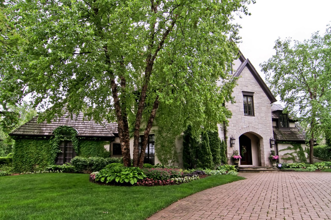 A Spectacular Home to Indulge an Opulent Lifestyle 