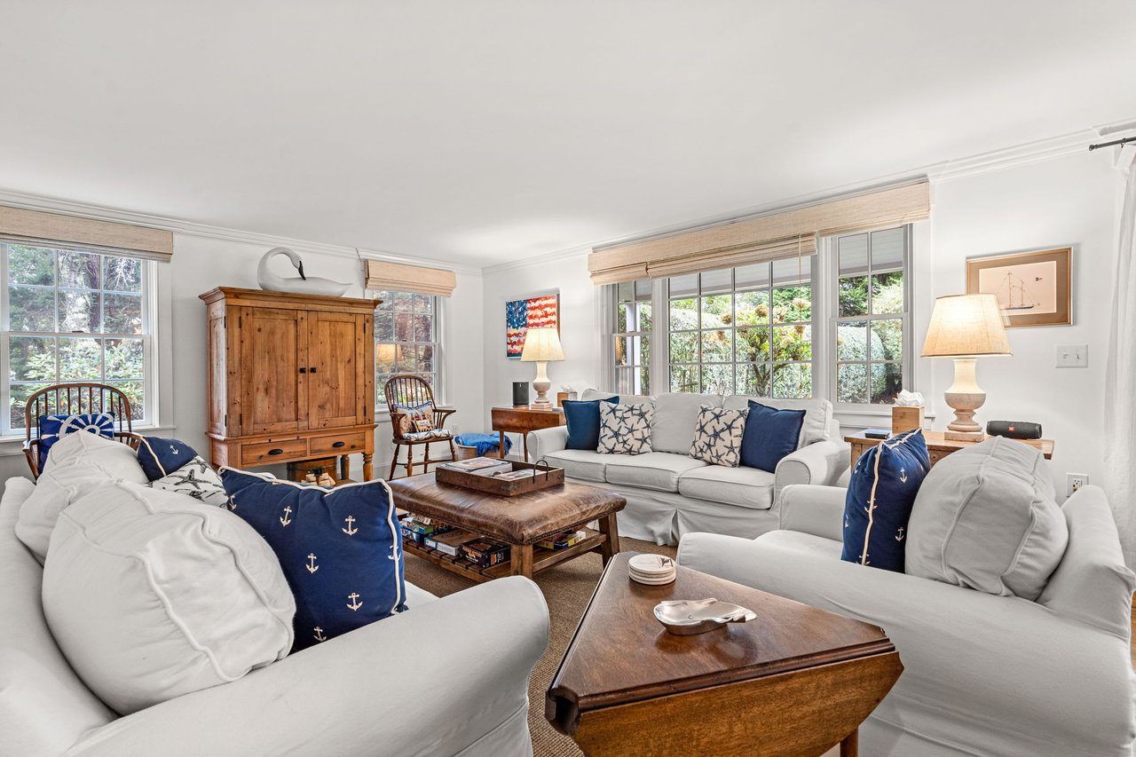6 Oak Hollow Ln