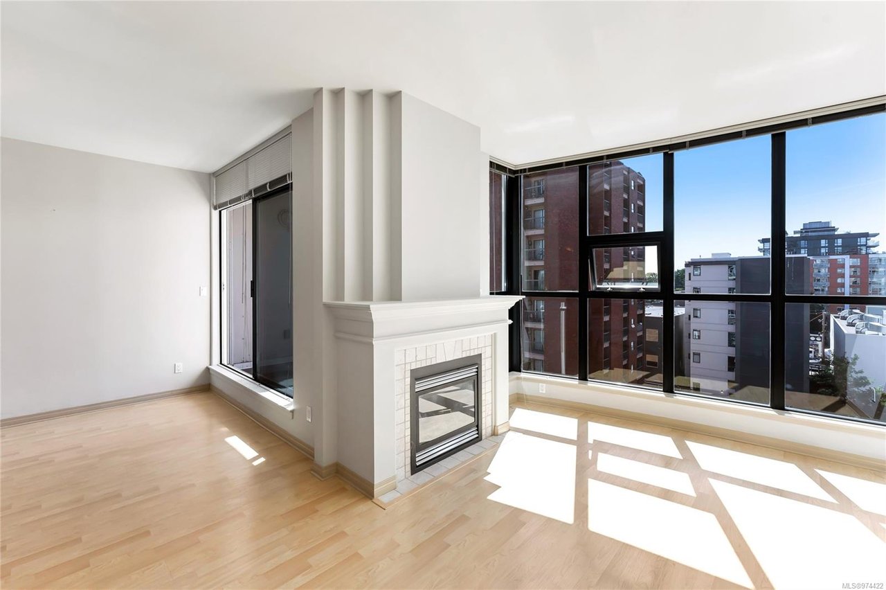 705-860 View St