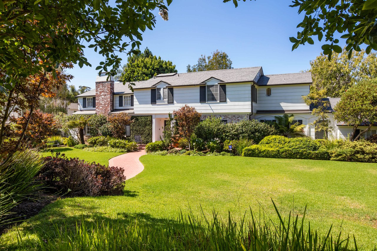 Beguiling Colonial In Brentwood Park