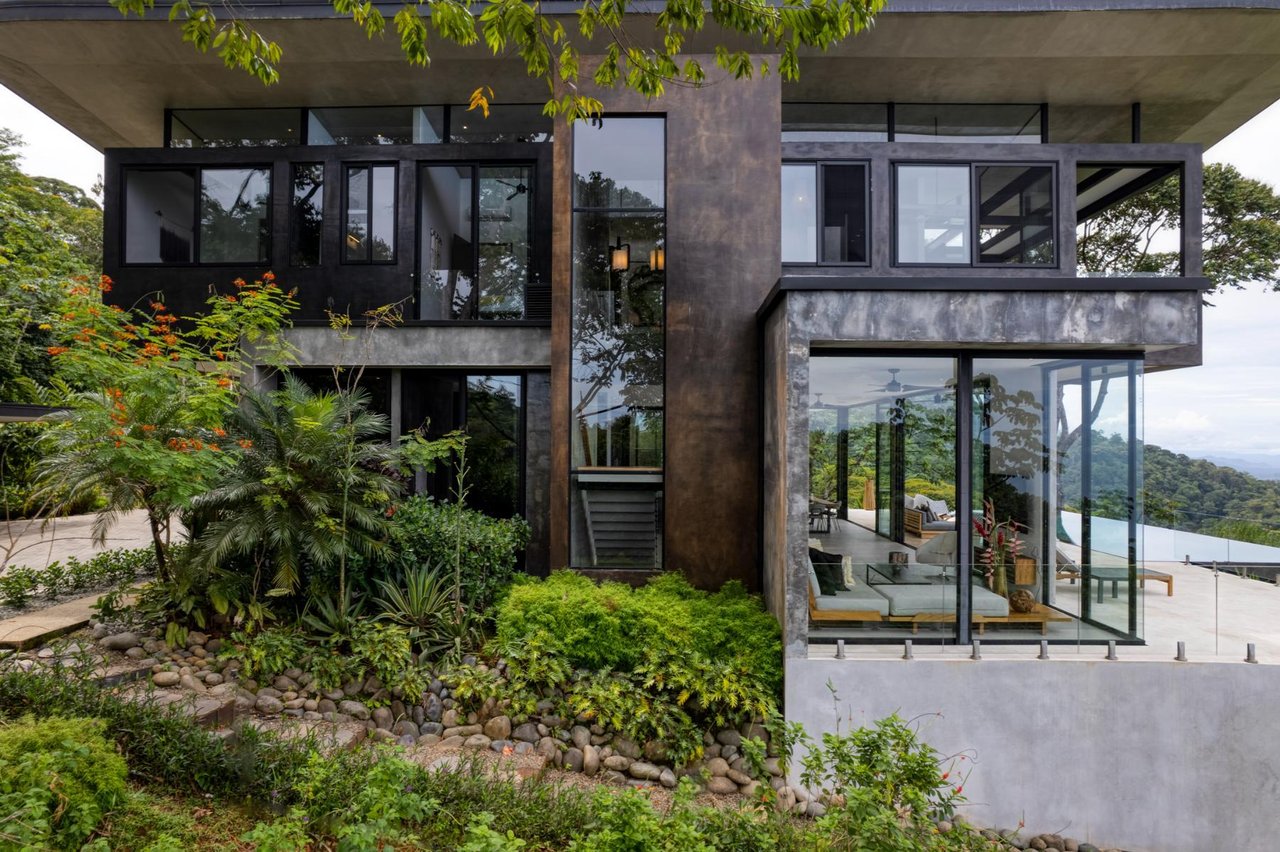 Architectural Whale Tail Villa, Dominical, Puntarenas