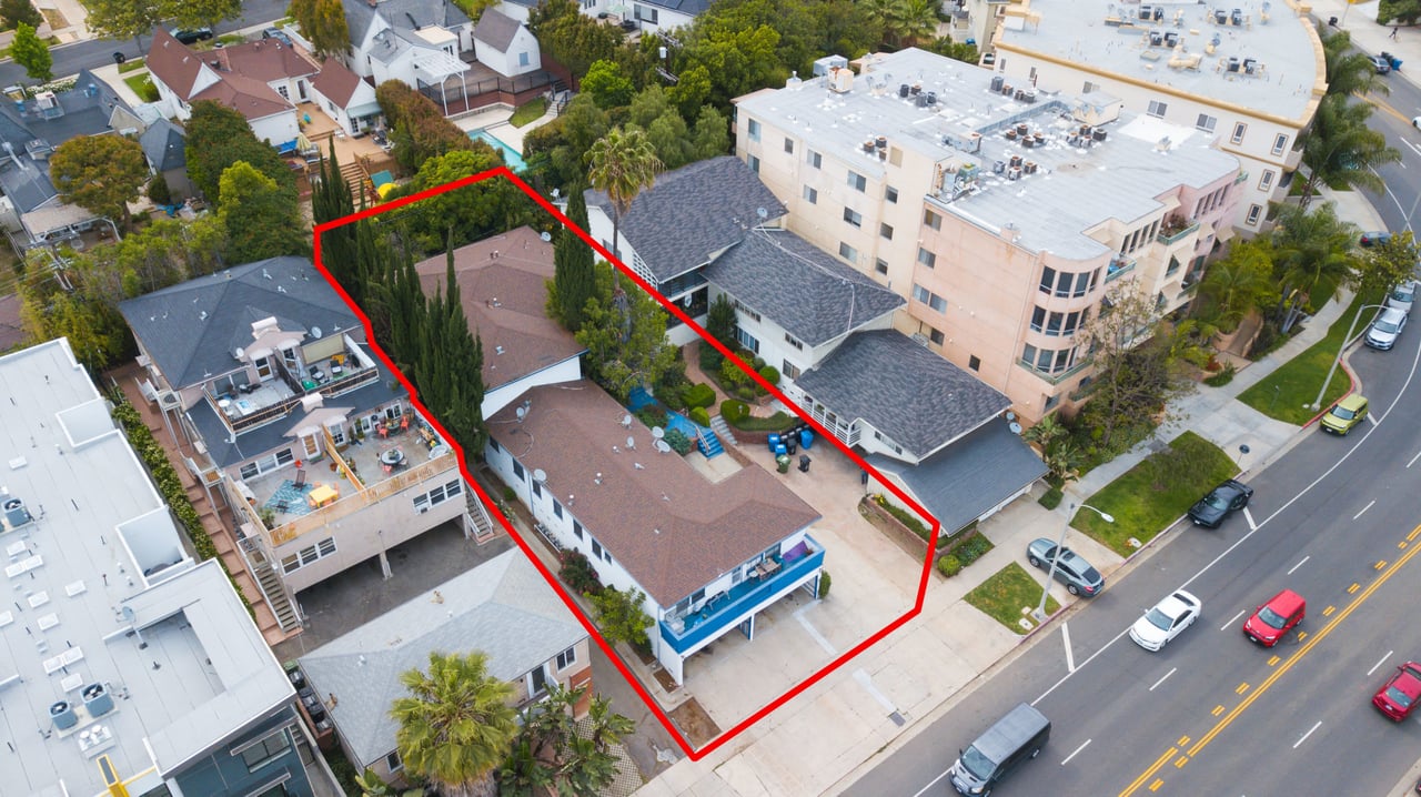 2121 S Beverly Glen