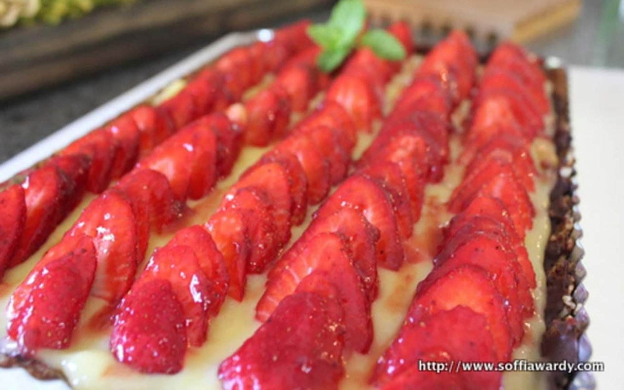 Meyer Lemon Curd Strawberry Tart with Nut Crust