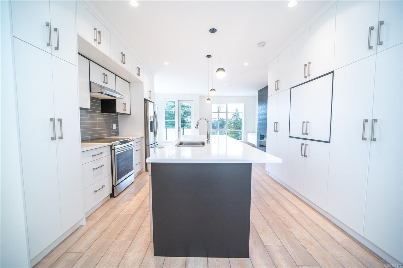 2-1052 Tillicum Rd, Saanich
