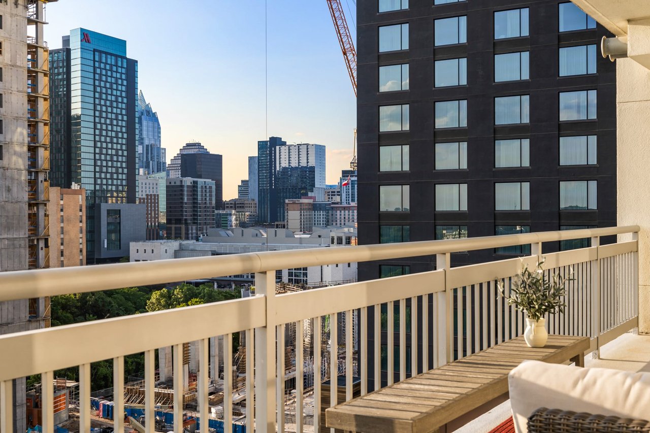 Lady Bird lifestyle with Water and City Views!