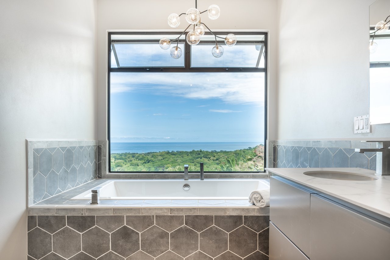 Hilltop Villa with Infinity Pool, Uvita, Puntarenas
