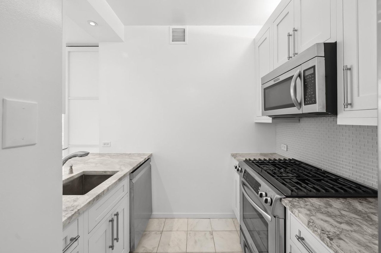 250 E 54th St, Unit 18C