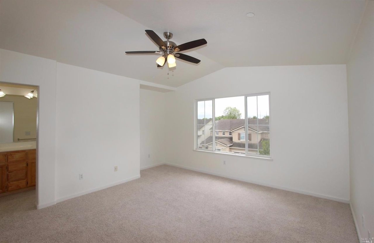 2525 Edgewater Dr