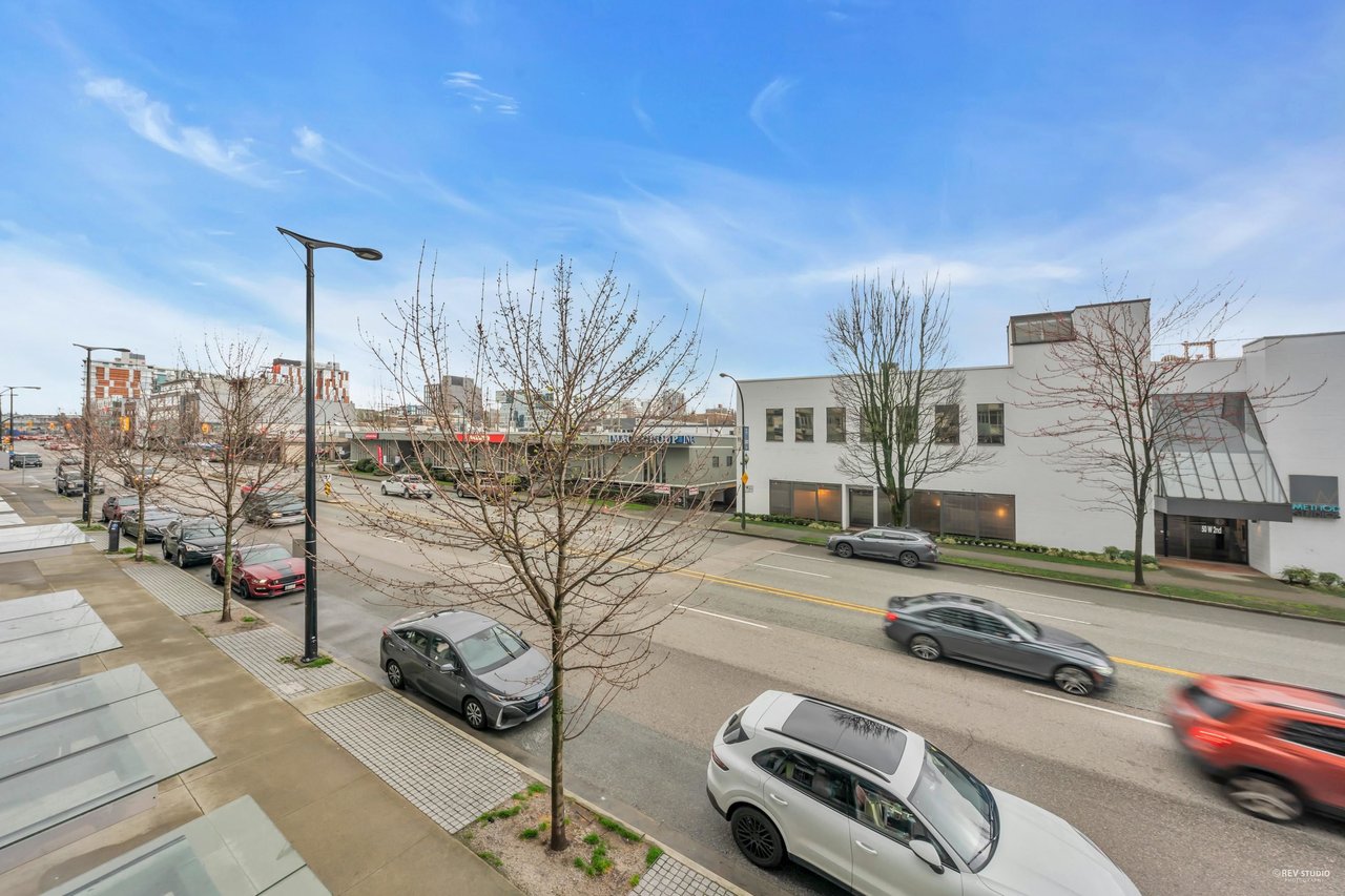 202-63 W 2nd Ave