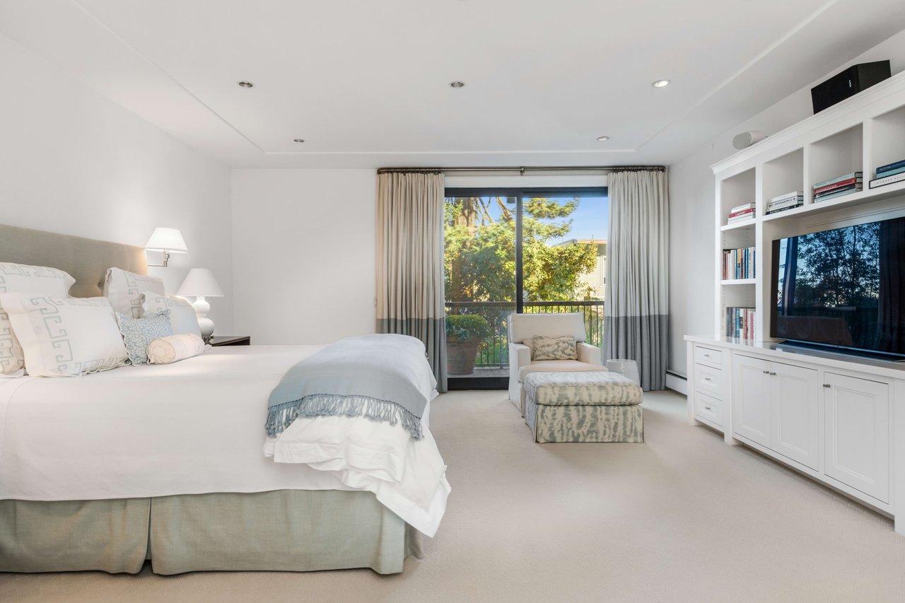 3,700sf+ Three Bedroom Condo With East Bay Views