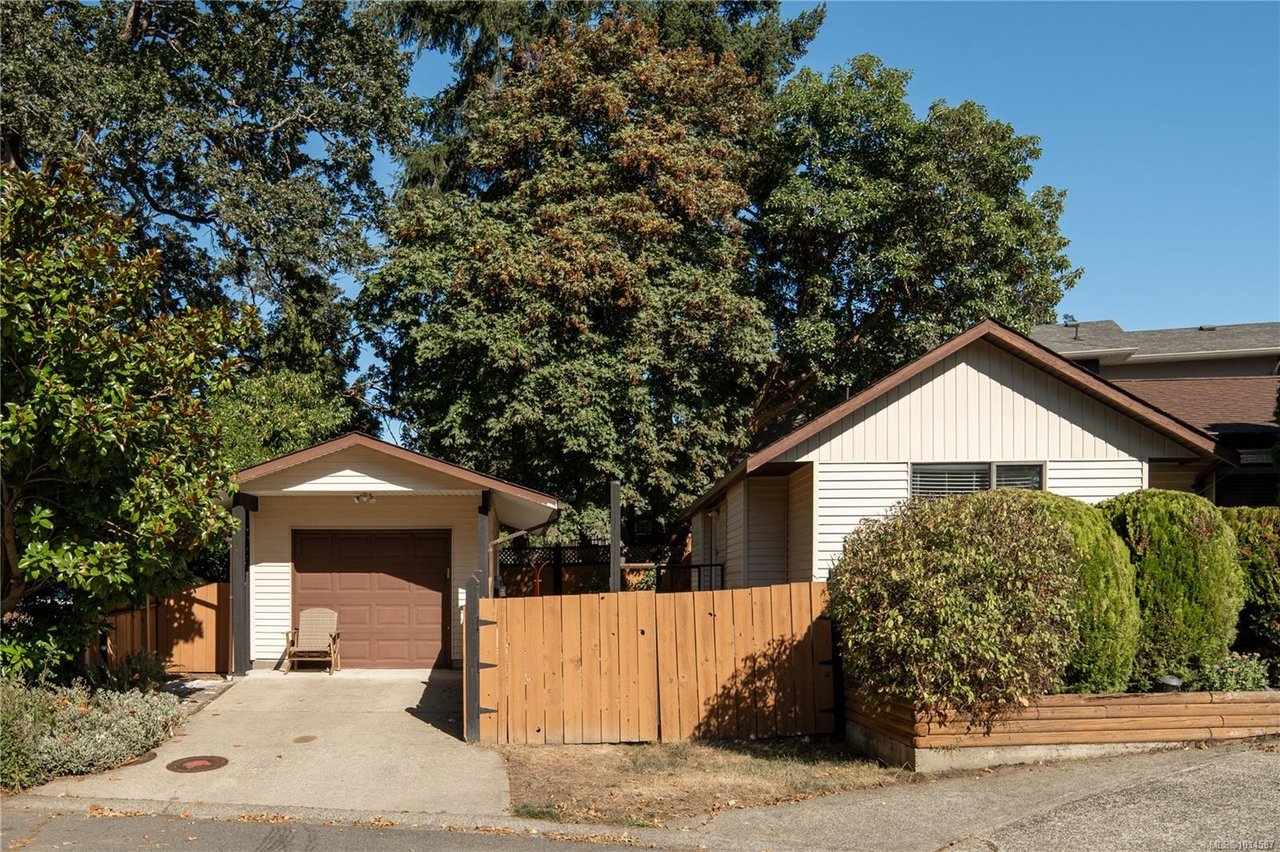 4101 Scoones Pl, Saanich