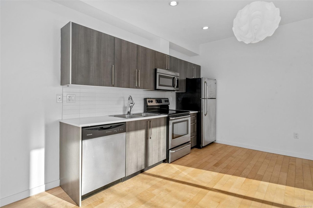 303-4050 Douglas St