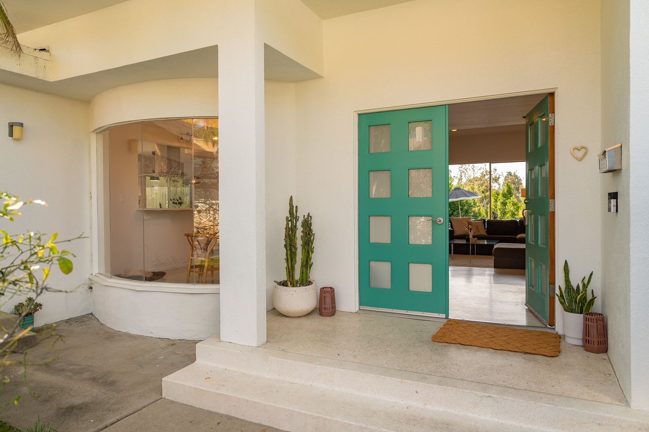 deLIGHTfull Mid Century in the Studio City "Donas"