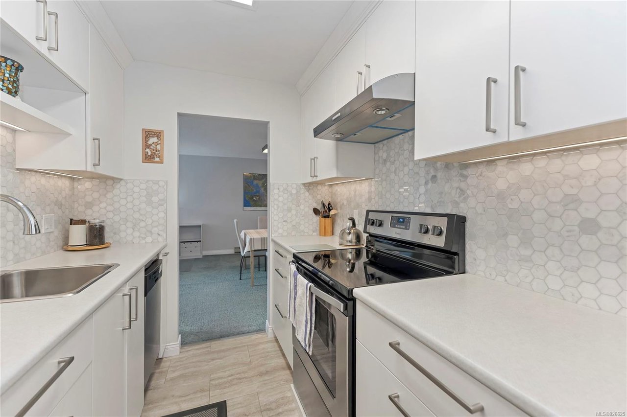 204-848 Esquimalt Rd