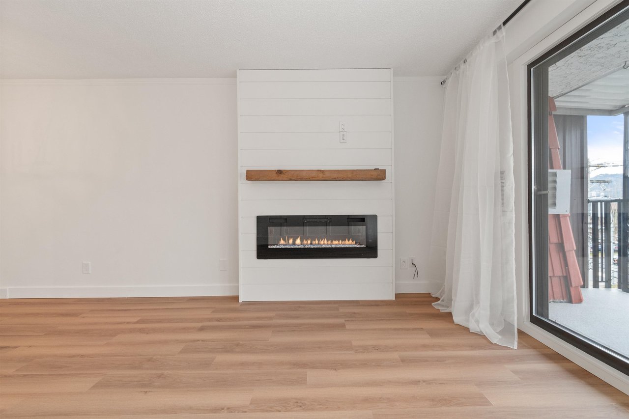 307-9080 Mary St