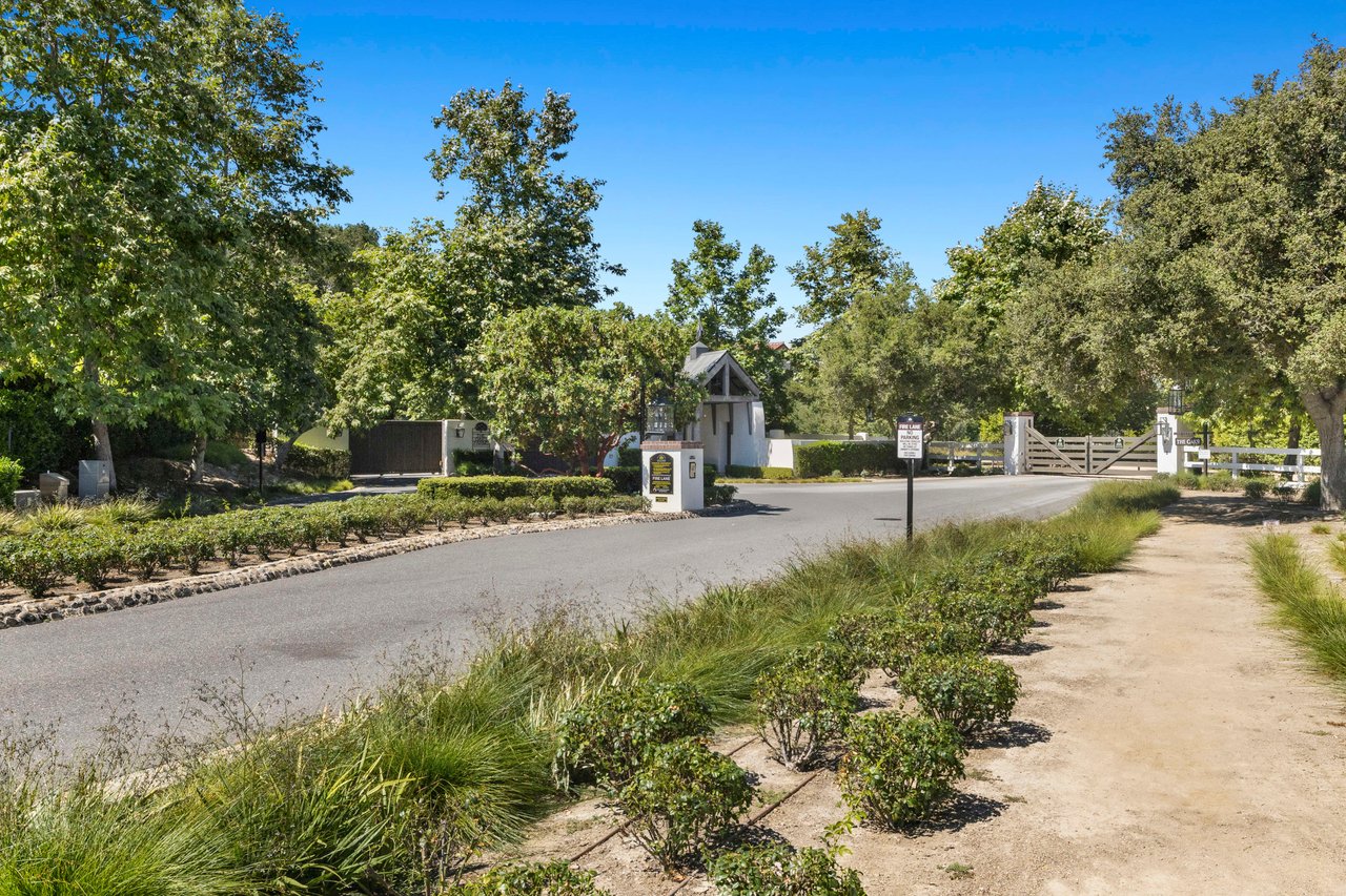 Gated Estate In The Oaks Farms