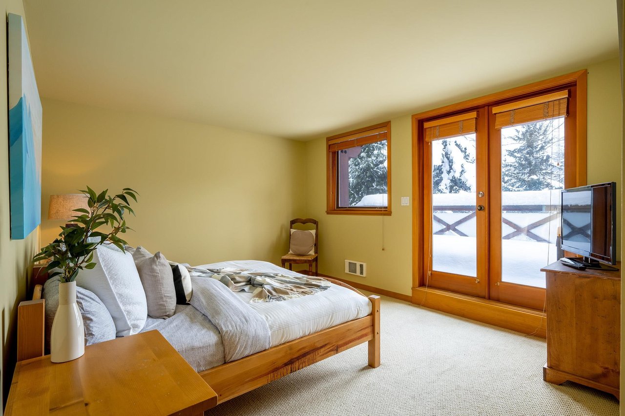 8107 Muirfield Cres