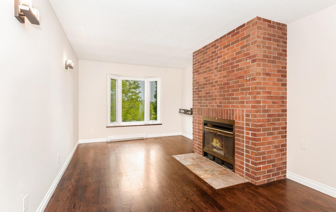 1308 Valerie Cres