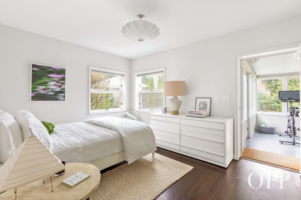 MID-CENTURY GEM IN SOUTH LOCATION