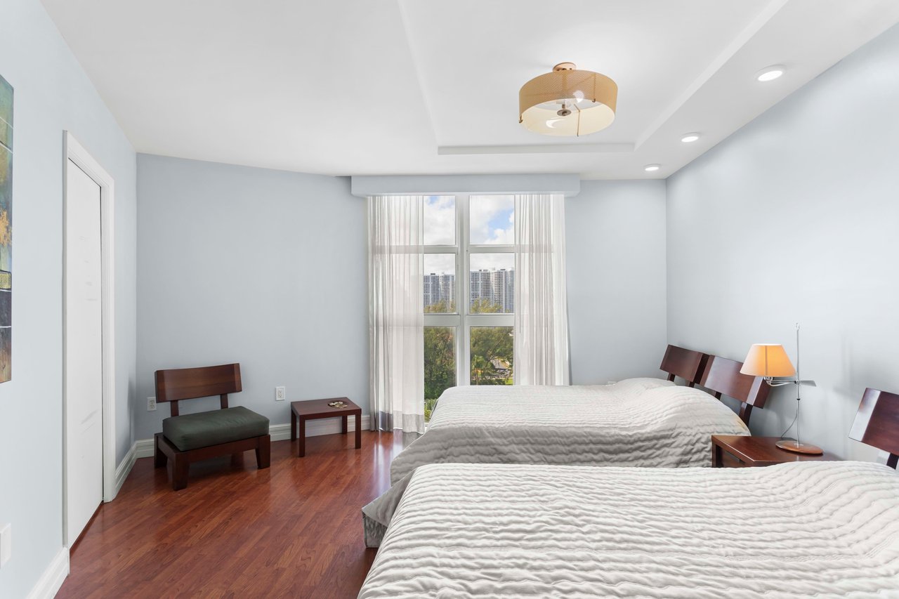 19111 Collins Ave Unit: 806