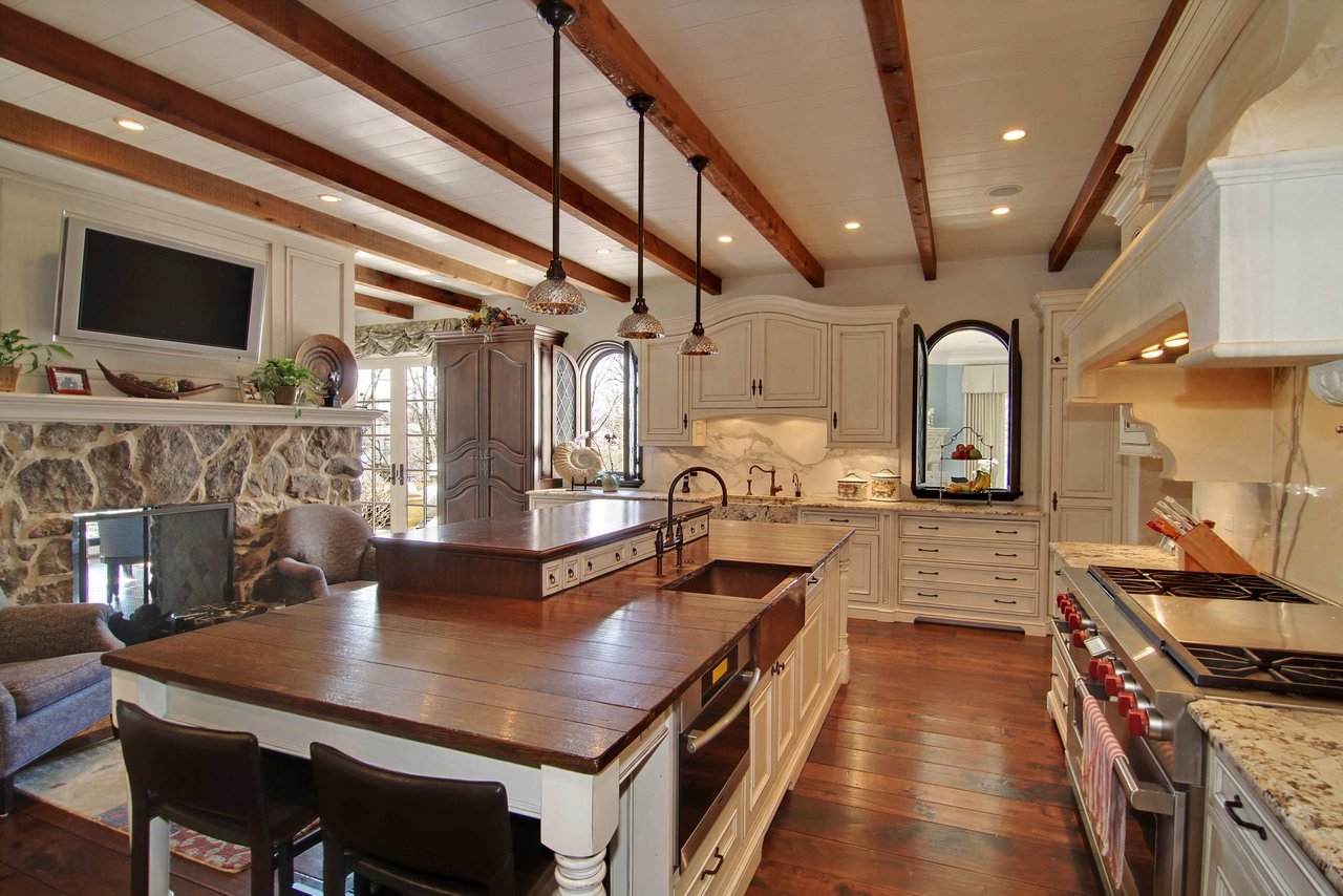 A Spectacular Home to Indulge an Opulent Lifestyle 