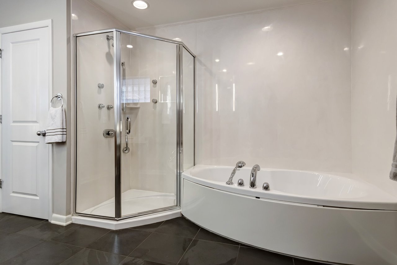 Sophisticated & Stylish in Charming Ladue