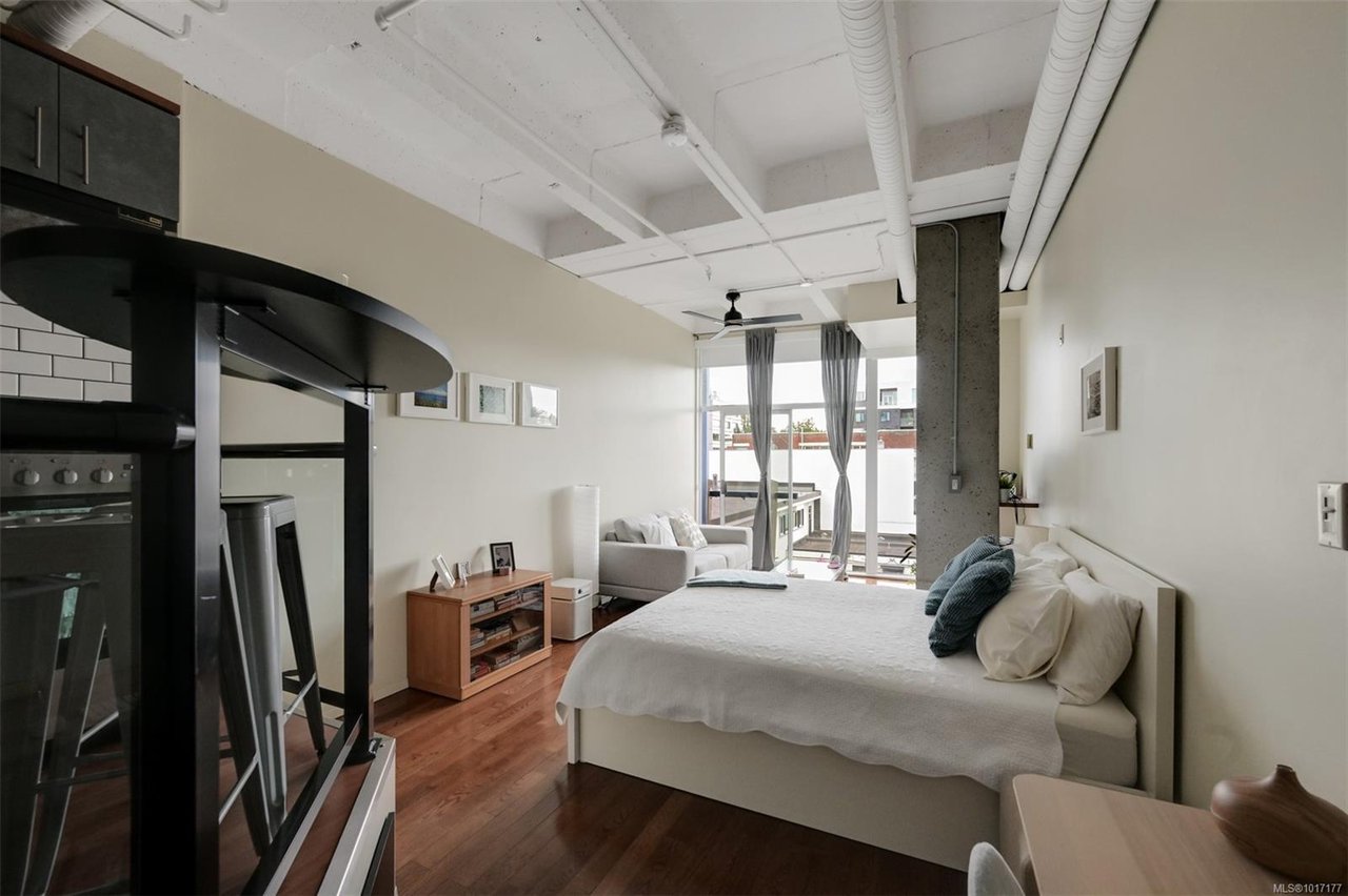 305-1061 Fort St