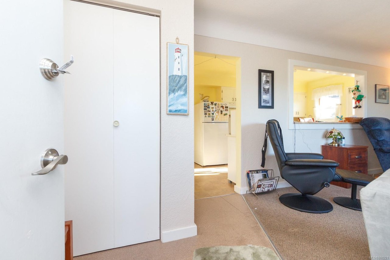 872 Old Esquimalt Rd