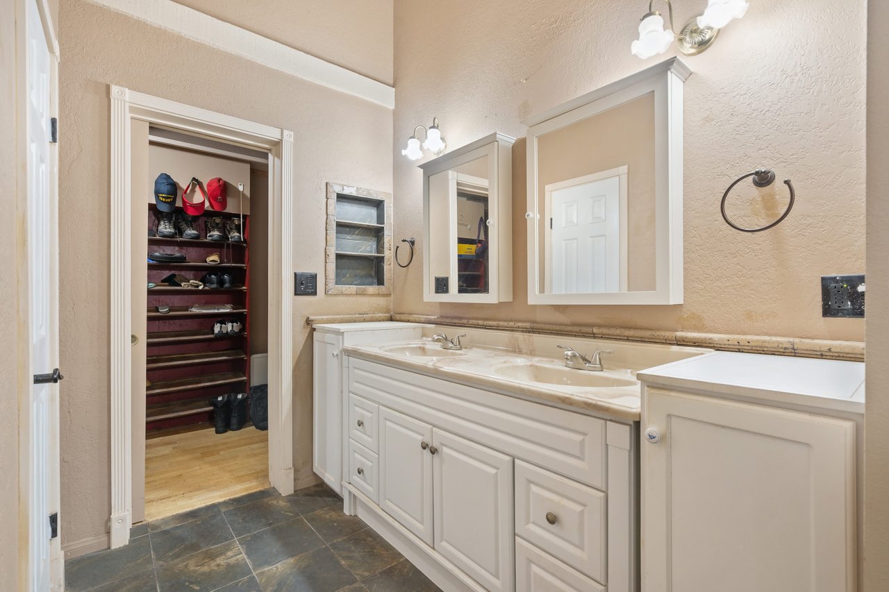 1002 Pepper Tree Ln