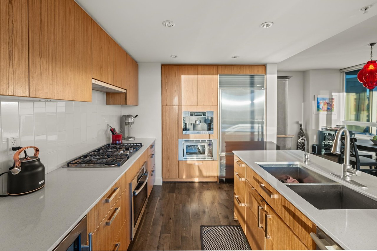 902-1675 W 8th Ave
