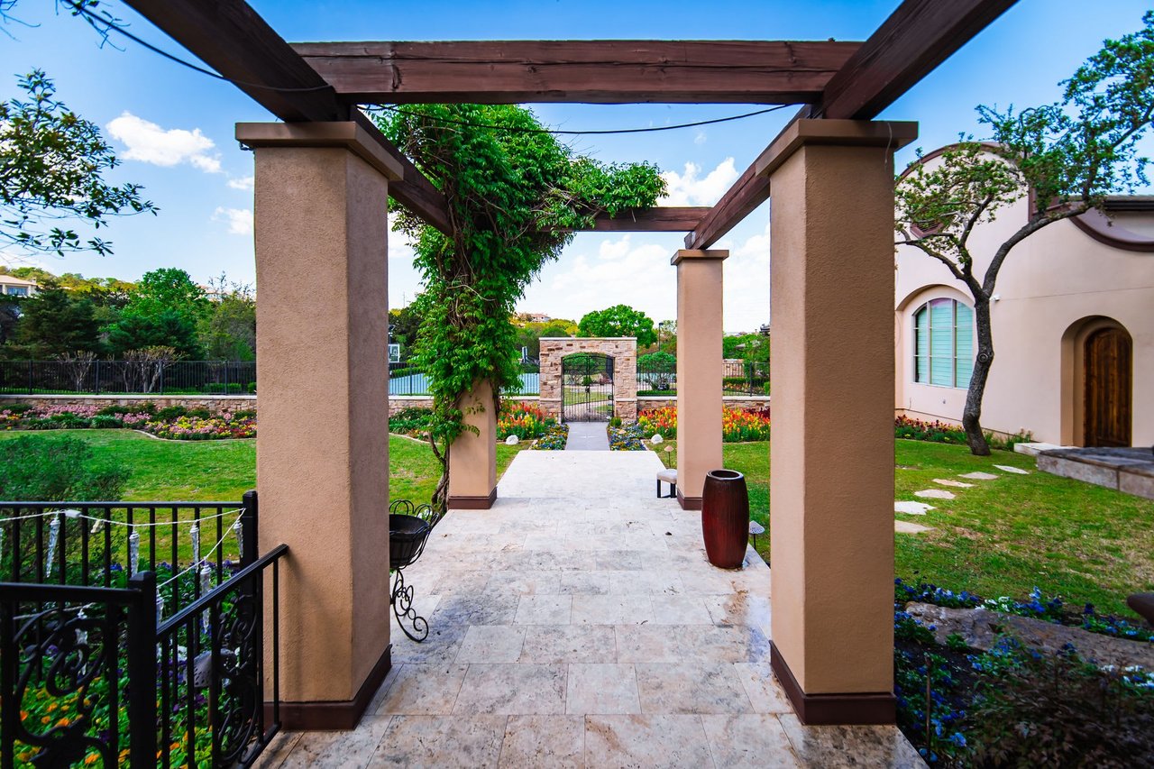 Gated Estate in Seven Oaks