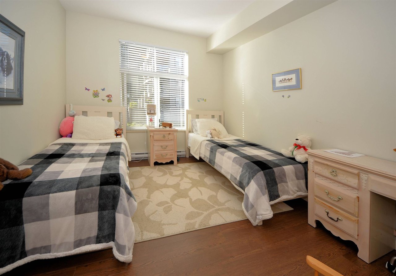 302-33328 E Bourquin Cres