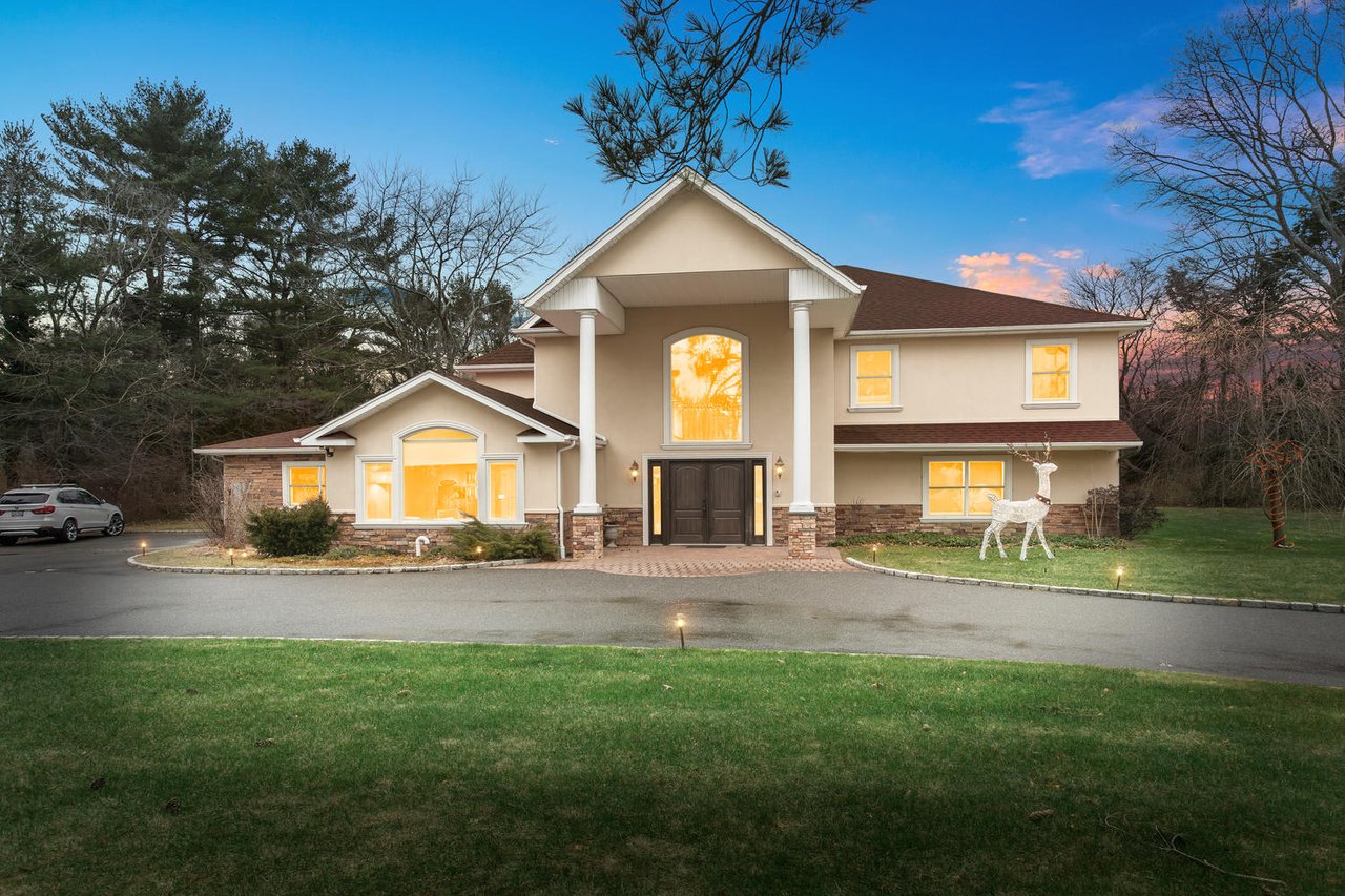 195 Cold Spring Rd, Syosset