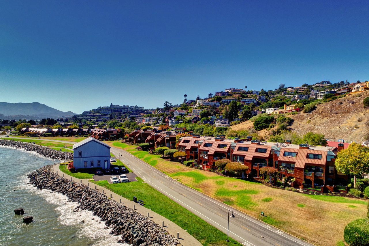 Luxury Townhome Overlooking the Bay