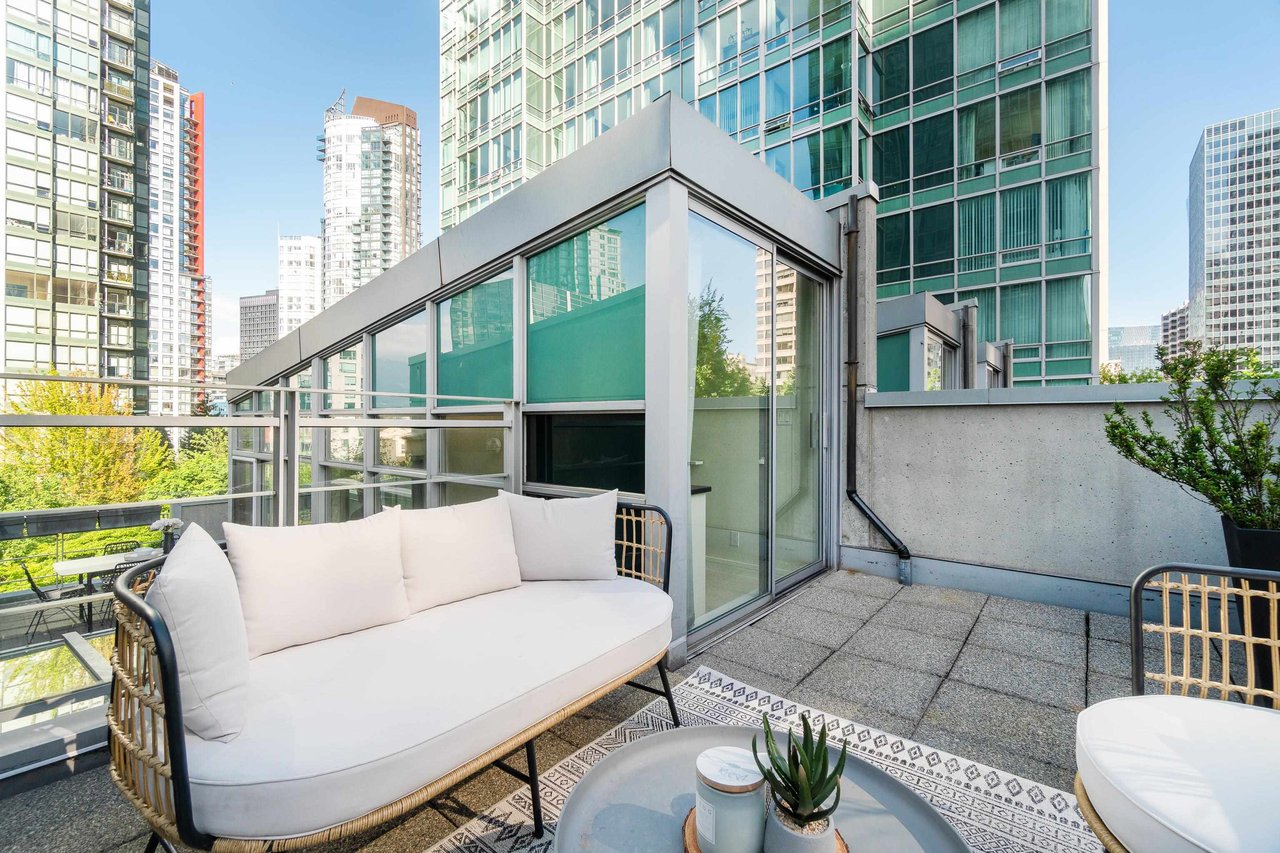 1233 Alberni St