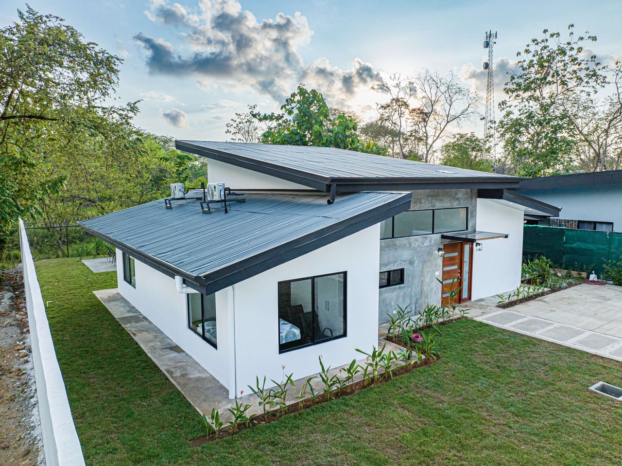 Brand new House in Uvita, 3 Bed, 2Bath. Walk to the Stores