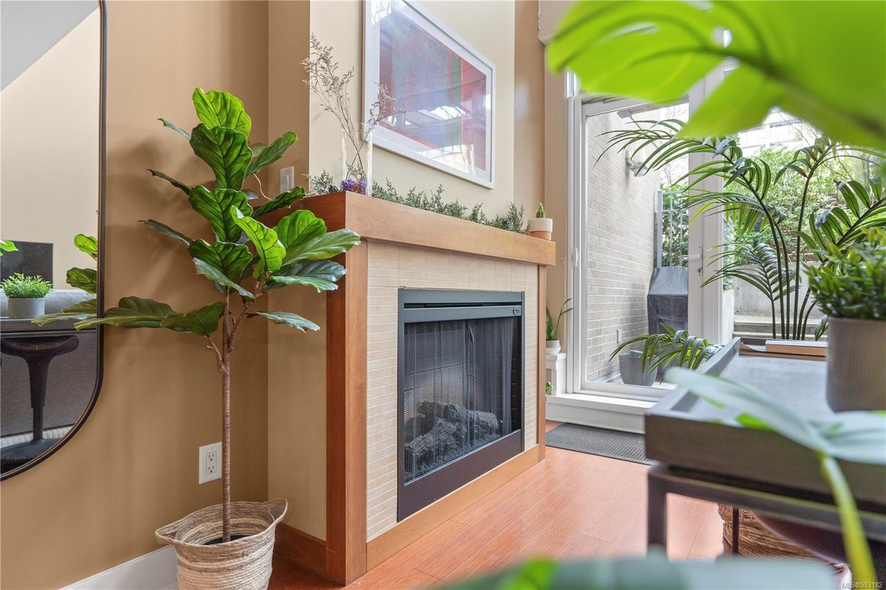 302-828 Rupert Terr, Victoria