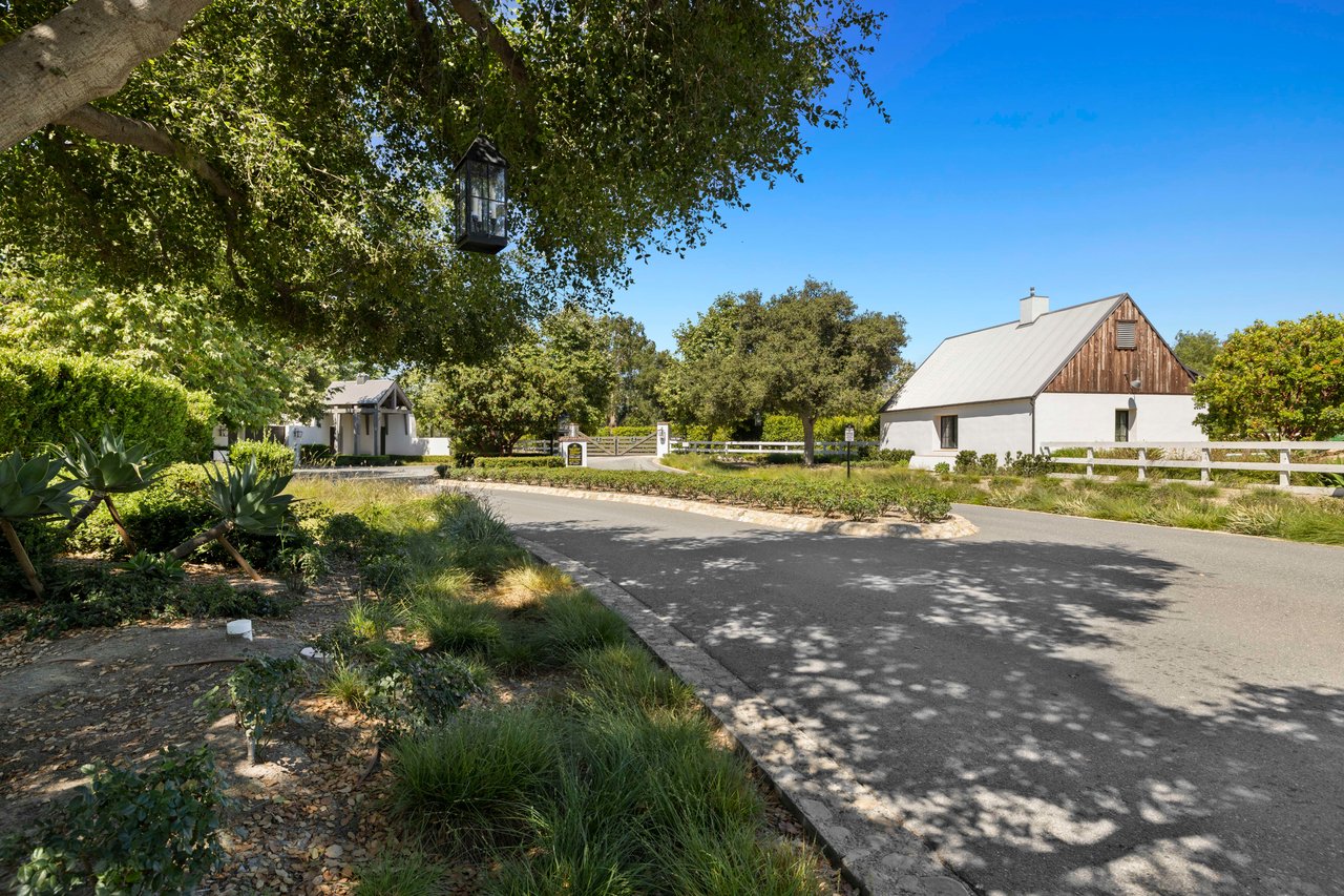 Gated Estate In The Oaks Farms