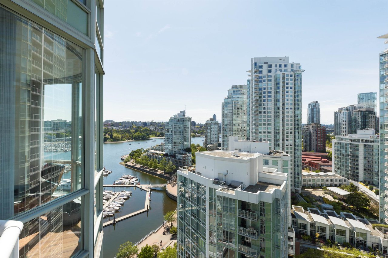 2106-1077 Marinaside Cres