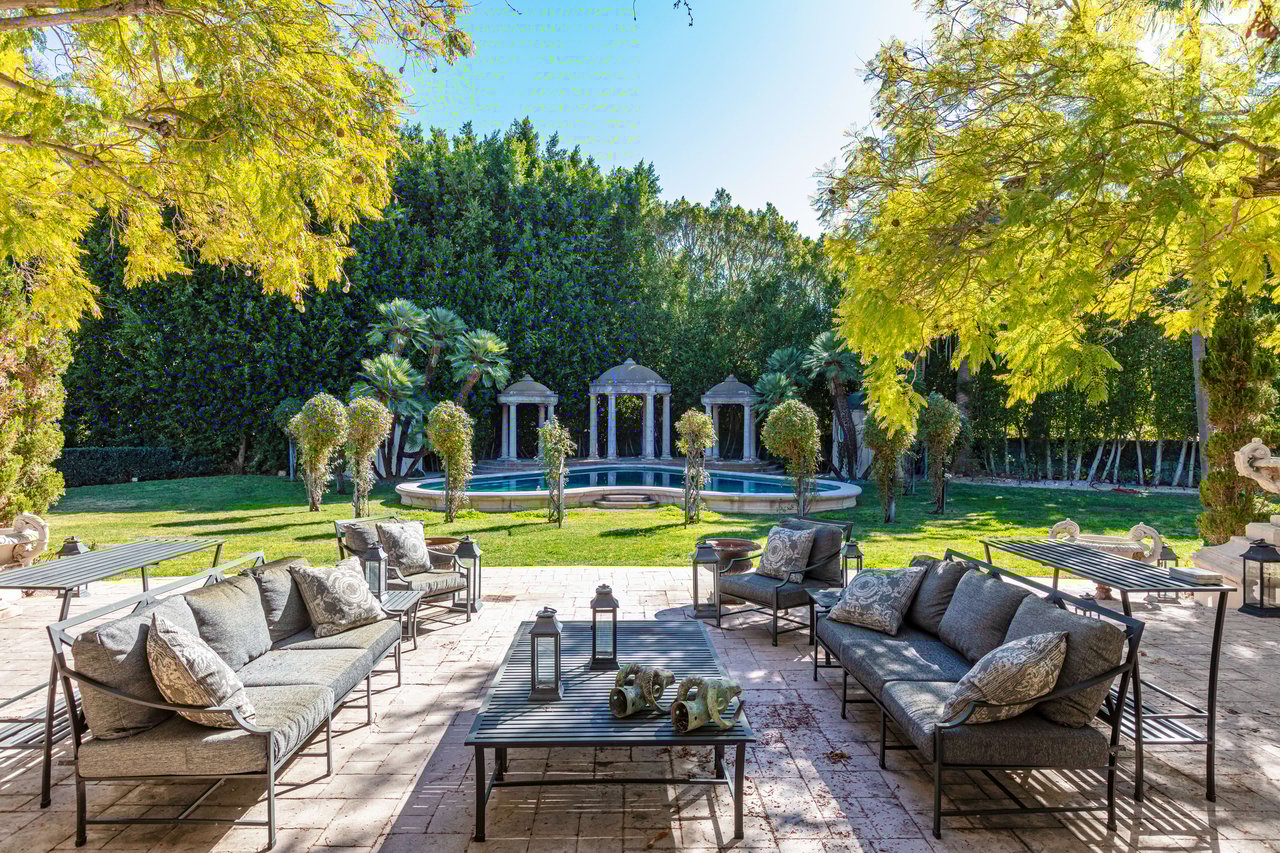 138 N Mapleton Rd, Holmby Hills